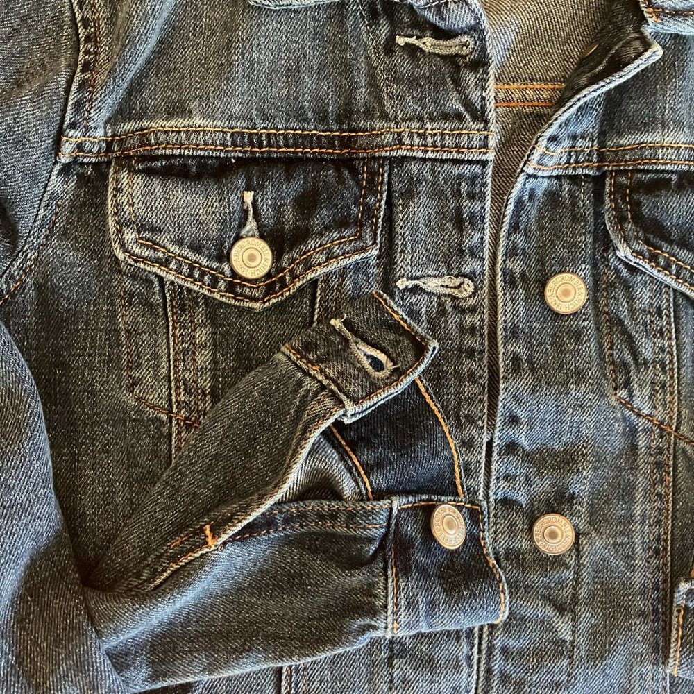 EUC ABERCROMBIE & FITCH FITTED DARK DISTRESSED DENIM JAKCET SIZE S - Picture 2 of 4